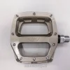 DMR V12 magnesium harmaa polkimet