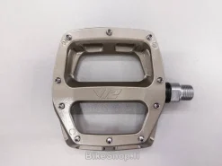 DMR V12 magnesium harmaa polkimet